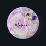 Floral-Paarse, roze en goudregenboogmarmer Ronde Button 5,7 Cm<br><div class="desc">Meisjes- en ijsknop met paarse marmer-regenboogeenzwanen,  een gouden florale lijst met blauw- en perzikbloemen,  en een wazige roze achtergrond. Uw douanenaam en monogram worden geschreven in een elegant handgeschreven manuscript met letters. U kunt de tekstkleur en de doopvontstijl en de grootte veranderen gebruikend de pas optie aan.</div>