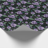 Floral Pansy met Foliage op Donkere achtergrond Cadeaupapier (Hoek)