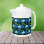 Floral Pattern Blue Hydrangea Theepot<br><div class="desc">Witte keramische theepot met deksel dat is voorzien van een afbeelding van prachtige,  blauwe Mophead Hydrangea blooms,  gedrukt in een repetitief patroon. Een mooi,  bloemetjesontwerp!</div>