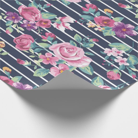 Floral Pattern on Stripe Rozen Foliage Pink Paars Cadeaupapier (Hoek)
