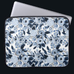 Floral Pattern Waterverf Navy Pastel Blue Laptop Sleeve<br><div class="desc">Dit elegante en moderne patroon is perfect voor de stijlvolle en trendy vrouw. Het bevat handbeschilderde blauw van de marine, pastelblauw, en witte waterverf bloemen en bladeren bovenop een eenvoudige witte achtergrond. Het is , land, schattig, zoet en artsachtig. Geniet van dit handbeschilderde ontwerp van de kunstenaar van La Femme,...</div>