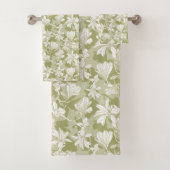 Floral Pattern White Flowers on Green Background Bad Handdoek (Insitu)
