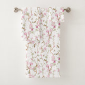 Floral-patterned towels hang neatly bad handdoek