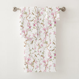 Floral-patterned towels hang neatly bad handdoek