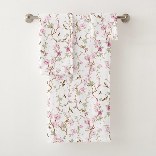 Floral-patterned towels hang neatly bad handdoek