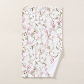 Floral-patterned towels hang neatly bad handdoek (Handdoek)