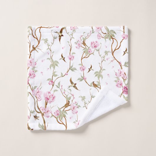 Floral-patterned towels hang neatly bad handdoek (Wasdoekje)