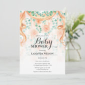 Floral Peach & Green Banner Baby shower Uitnodigin Kaart (Staand voorkant)