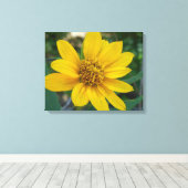 Floral Perfection in Sunshine Yellow Canvas Afdruk (Insitu (Houten vloer))