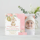 Floral Pink Foto Fluffy Bunny 1st Birthday Kaart (Staand voorkant)