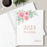 Floral Pink Planner<br><div class="desc">Deze girale planner is versierd met een waterverf van rozen en bladeren in tinten roze, blozen en groen. Eenvoudig aan te passen met het jaar en de jouw naam. Gebruik het Hulpmiddel van het Ontwerp om de tekstgrootte, de stijl, of de kleur te veranderen. Als we ons kunstwerk creëer, vind...</div>