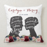 Floral Pride Vooroordeel Huwelijkscadeau Kussen<br><div class="desc">MODERN MEETS - Perfect cadeau idee voor pasgetrouwden! Dit prachtige kussen is voorzien van handgeschilderde waterverf bloemen in bordeaux, marine en blozen, elegant gecombineerd met silhouetten van Elizabeth Bennet en Mr. Darcy, twee van de meest geliefde en iconische personages in de Engelse literatuur, uit de romantische roman "Pride and Prejudice"...</div>