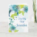 Floral Print Custom Name Birthday Card-Wife kaart<br><div class="desc">Stel je voor dat deze nieuwe florale waterverf-achtige gedrukte verjaardagskaart geopend wordt door je speciale persoon met haar eigen naam erop. Groene en blauwe plekken op een scherpe witte achtergrond. De groet drukte binnen en wenste haar een gelukkige verjaardag. Pas verder aan en verander de steekproefnaam in wat u nodig...</div>