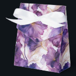 Floral Print Party Treat Box Bedankdoosjes<br><div class="desc">Party gunst box wordt getoond met een mooie grote paarse kleur inkt bloemen bloemenprint. Pas dit object aan of koop zoals het is. Tip: Voeg gewoon je geweldige lekkernijen toe en voeg wat feestelijk lint toe. Afbeelding met vergunning</div>
