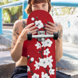 Floral Red en White Cherry Blossom Persoonlijk Skateboard<br><div class="desc">witte en zwarte kersen bloeien op een roodbruine achtergrond.</div>