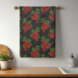 Floral Red kerstbessen Theedoek<br><div class="desc">Dit ontwerp heeft een bloemmotief van rode kerstbessen en groen gebladerte op een donkergroene achtergrond. #floral #christmas #feestdagen #geschenken #elegant #keuken</div>