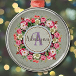 Floral Ring Aangepast monogram Tekst Grijs Metalen Ornament<br><div class="desc">Verhoog uw stijl met ons Floral Custom Monogram Design. De prachtige florale achtergrond en het ingewikkelde roos ringstuk zorgen ervoor dat dit ontwerp zich voor elke keer uitstrekt. Pas uw initialen of om het even welke tekst aan u een uniek en persoonlijk monogram wilt creëer dat werkelijk u vertegenwoordigt. Ideaal...</div>