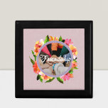 Floral Ring Aangepaste tekst Foto Gift Pink Cadeaudoosje<br><div class="desc">Onze Floral Ring Custom Text Foto Gift is een uniek, gepersonaliseerd product dat bij elke gelegenheid perfect is. U kunt jouw tekst en foto toevoegen om het voor uw dierbaren te memoreren. Ons product is ideaal voor diegenen die hun vrienden en familie weloverwogen en persoonlijke cadeaus willen geven. Het is...</div>