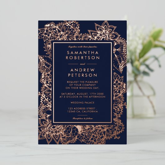 Floral roos goudmarineblauwe bruiloft folie uitnodiging (Staand Voorkant)