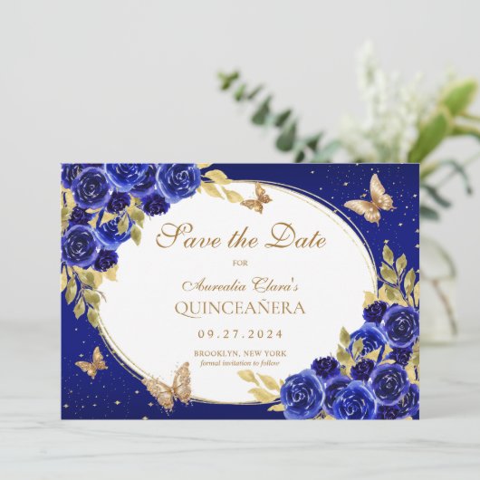 Floral Royal Blauw Gouden Vlinder Quinceanera Aankondiging (Staand voorkant)