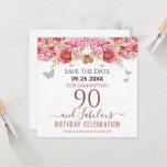 Floral roze 90th Birthday Save the Date<br><div class="desc">Meisjes glitter,  milleniumroze achtergrond,  met fancy manuscriptnaam typografie. Fijne 90 jaar en geweldige sjabloon voor verjaardagsontwerp. Roze en vlinderbovengrens. Geweldig voor de 90e viering. Sparen de herinnering van de datumviering.</div>