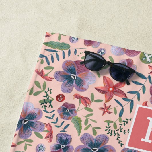 Floral roze boho all-over print monogram strandlaken (In situ)