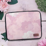 Floral roze faux Roos gouden monogram Laptop Sleeve<br><div class="desc">Rozen in mijn tuin waren prachtig en roze. Voeg uw initialen toe aan de 3D effect naamplaat die een truc van de oogdrukte flat is,  maar die er echt uitziet en die liefdevol voor uw technologie zorgt.</div>