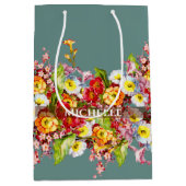 Floral Sage Green Spring Primroses Elegant Medium Cadeauzakje (Voorkant)