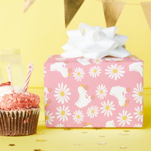 Floral Schaatsen Rollflating Pattern Birthday Roze Cadeaupapier (Verjaardagsfeest)