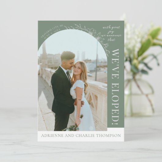 Floral Simplicity 1 Modern Green Elopement Aankondiging (Staand voorkant)