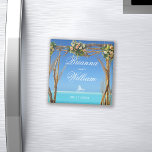 Floral Summer Beach Wedding Gate Save the Date Magneet<br><div class="desc">Bloemen boho zomer strand bruiloft poort bespaar de datum magneet. De tekst kan worden gewijzigd via het rechter menu "Details". Als u alles aan uw behoeften wilt aanpassen, klikt u op de knop "Aanpassen" en kunt u de stijl van de tekst, de achtergrond en de kleur van het papier wijzigen....</div>