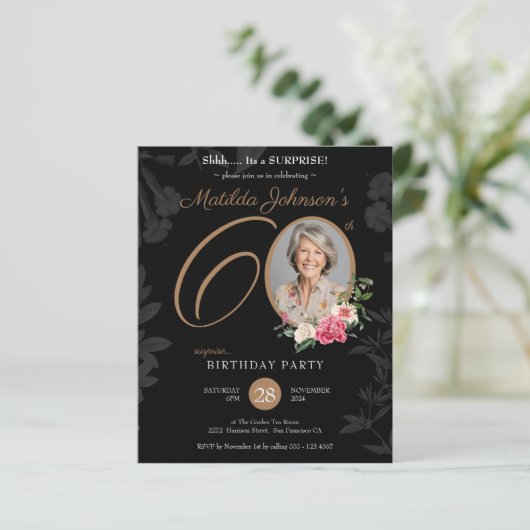 Floral Surprise 60ste verjaardag Uitnodiging (Staand voorkant)