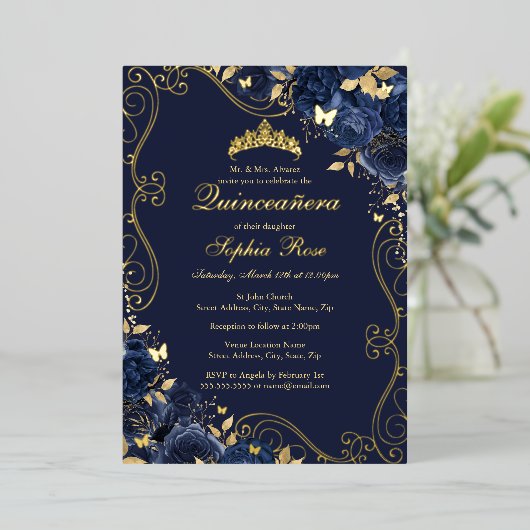 Floral Swirl Navy Gold Butterfly Quinceanera Folie Uitnodiging (Staand Voorkant)