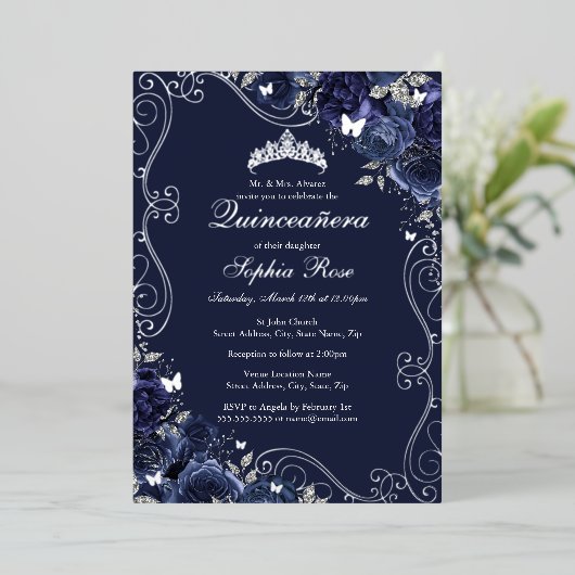 Floral Swirl Navy Silver Butterfly Quinceanera Folie Uitnodiging (Staand Voorkant)