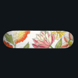 Floral tuinontwerp met witte achtergrond persoonlijk skateboard<br><div class="desc">Dit ontwerp van de bloementjestuin is opvallend heldere kleuren tegen een bleke witte achtergrond,  waardoor de bloemen nog meer opvallen. Een geweldig schilderij dat kleur en schoonheid naar elke kamer kan brengen. Koop het voor jezelf,  of geef het aan een geliefde als cadeau!</div>