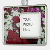 Floral van witte, roze en rode dianthus verzilverd omlijst ornament (Links)