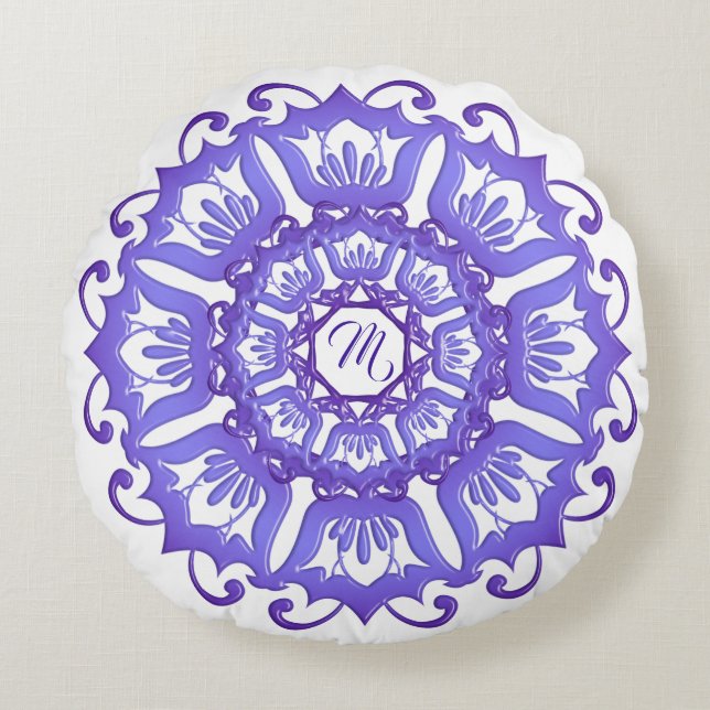Floral violet mandala. Monogram. Rond Kussen (Voorkant)