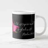 Floral w/Verse; rode rozenbloesem, psalm 118:24 Grote Koffiekop (Rechts)