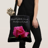 Floral w/Verse; rode rozenbloesem, psalm 118:24 Tote Bag (Dichtbij)