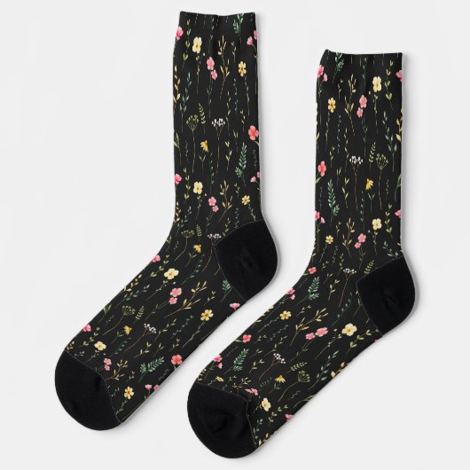 Floral watercolor pattern of wildflowers on black sokken (Links)