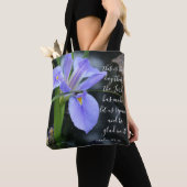 Floral (wateriris) w/ vers van Psalm 118:24 Tote Bag (Dichtbij)