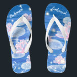 Floral Waterlily Blue White Wedding Bridesmaid Teenslippers<br><div class="desc">Dit prachtige paar teenslippers, met florale waterlieveling met sterren op de blauwe achtergrond, is een gedenkwaardig geschenk voor de leden van de trouwpartij: bruid, bruidsmeisje, bruidsmeisje, bruidsmeisje, eersterangsvrouw... Ze zullen een stijlvolle dosis glam toevoegen aan je trouwdag, een vrijgezellenfeest of een andere viering. ♥ pas het met uw formulering aan...</div>