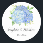 Floral Wedding Blue Hydrangea Waterverf Ronde Sticker<br><div class="desc">Deze trouwstickers zijn voorzien van blauwe hydrangea's en bladeren. Pas ze aan met je namen en trouwdatum. Deze stickers zijn ideaal voor gebruik als envelopverzegelsticker of voor het versieren van huwelijksgunsten. Deze stickers maken deel uit van een collectie met een reeks overeenkomende trouwbenodigdheden. Ga naar de pagina collectie in onze...</div>