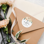 Floral Wedding Date & Couples Initialen Ronde Sticker<br><div class="desc">Een klassiek design-thema met uw initialen gescheiden door een ampersand met prachtige bloei. Je trouwdatum wordt hieronder weergegeven in cursief getallen. Bovenaan deze stickers staat een handbeschilderde boeket van bloemen met een blote spoeling en een groenblauw tegen een douche van goudglitter. Uitzicht de link collectie op deze pagina om producten...</div>