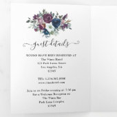 Floral Wedding Plum en Navy Drieluik Uitnodiging (Binnenzijde eerst)