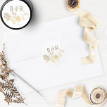 Floral White en Gold Wedding Envelope Seal/Favor Ronde Sticker<br><div class="desc">Elegant bruiloft sticker met mooie faux gouden folie,  met de hand getekend bloemdetail en de initialen van een paar. Ideaal als envelopverzegeling of gunstig label. Deel van ons "White and Gold Enchanting and Celestial Collectie" met allerlei coördinerende producten,  waaronder enveloppen. Bezoek het gehele collectie op: https://www.zazzle.com/collections/white_and_gold_enchanting_and_celestial_collection-119073673253835730</div>