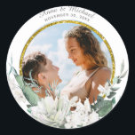 *~* Floral White Flowers Wedding PHOTO ballon Ronde Sticker<br><div class="desc">Creatief en uniek, maar ook energiezuinig verbeterd met goede verzachtende beelden. Gebruik deze STICKERS voor alle evenementen, feestdagen en feestdagen. WEDDENDE vormgeving met WIT-waterverf-STROMEN en het PHOTOgebied KOPIËREN. Dit ontwerp is elegant, prachtig Classy Classic Romantic Popular Floral en . Er is een Boho Trendy Gold Lijst rond de foto /...</div>