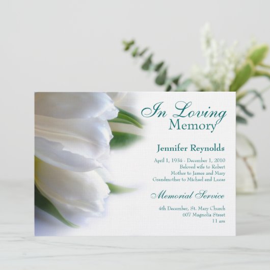 Floral White Memorial begrafenisaankondiging Kaart (Staand voorkant)