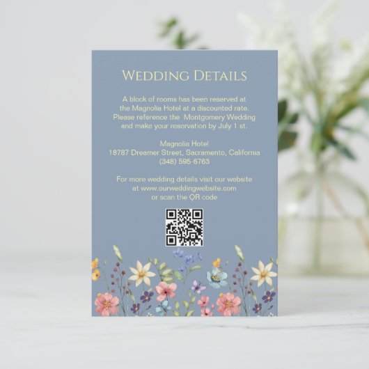 Floral Wildflowers Dusty Blue Wedding Details Informatiekaartje (Staand voorkant)
