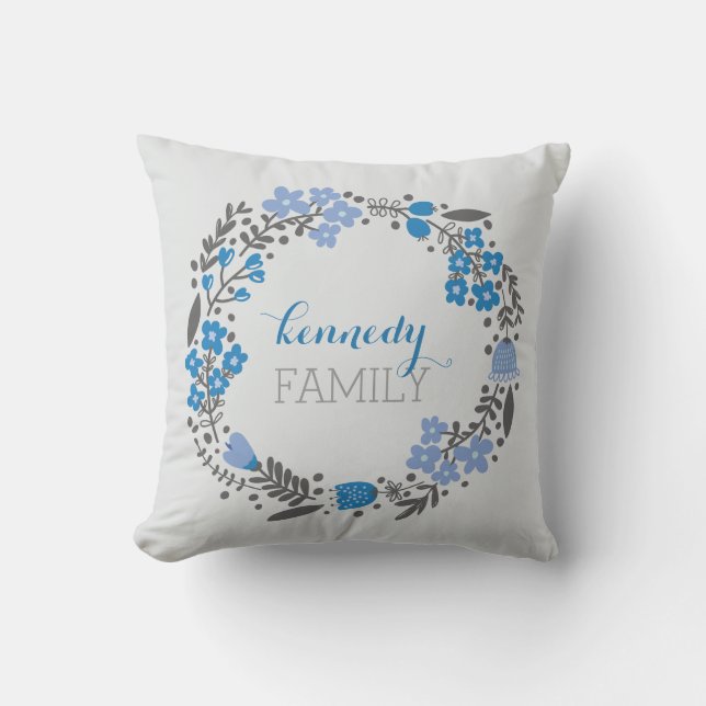 Floral Wreatalized Monogram Blue Grey Kussen (Voorkant)